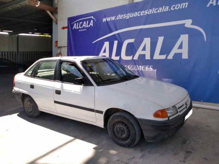 Vehiculo en el desguace: OPEL ASTRA F BERLINA Básico