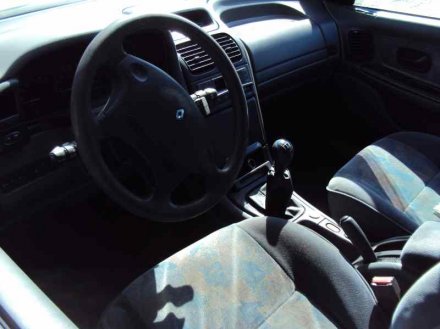 Vehiculo en el desguace: RENAULT LAGUNA (B56) 2.2 D Anade