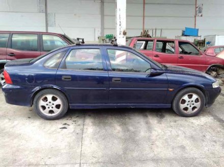 Vehiculo en el desguace: OPEL VECTRA B BERLINA Básico (1999->)