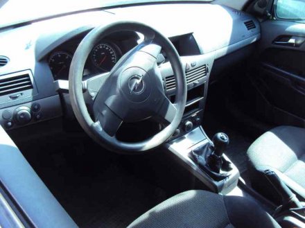 Vehiculo en el desguace: OPEL ASTRA H BERLINA Enjoy