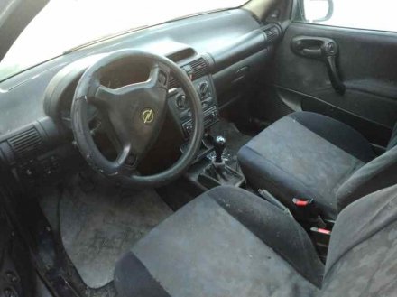 Vehiculo en el desguace: OPEL CORSA B Edition 2000