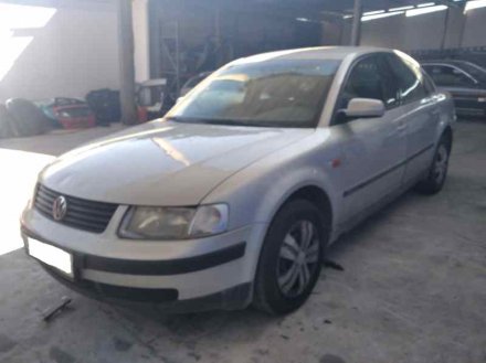 Vehiculo en el desguace: VOLKSWAGEN PASSAT BERLINA (3B2) Comfortline