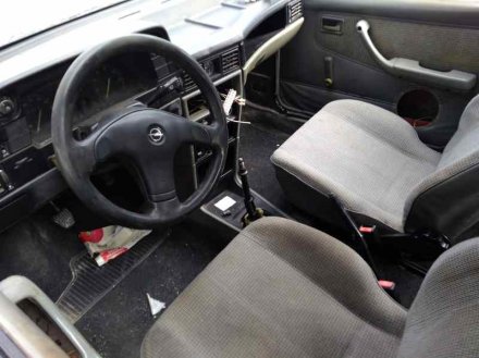 Vehiculo en el desguace: OPEL KADETT E GL Berlina