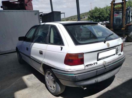 Vehiculo en el desguace: OPEL ASTRA F BERLINA Básico