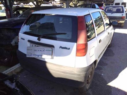 Vehiculo en el desguace: FIAT PUNTO BERLINA (176) TD 60 S