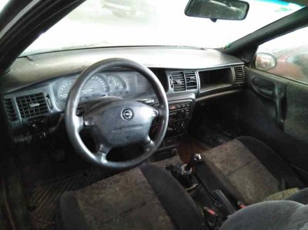 Vehiculo en el desguace: OPEL VECTRA B BERLINA Básico (1999->)