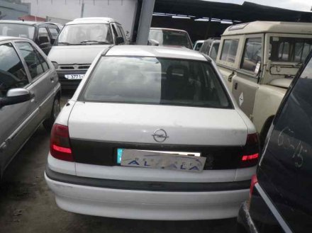 Vehiculo en el desguace: OPEL ASTRA F BERLINA Básico