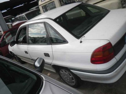 Vehiculo en el desguace: OPEL ASTRA F BERLINA Básico