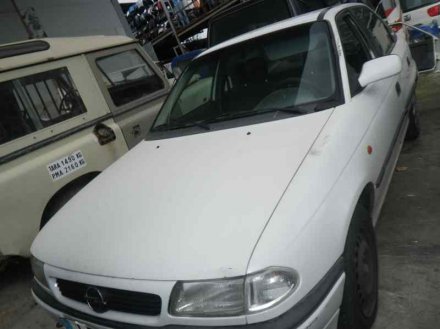 Vehiculo en el desguace: OPEL ASTRA F BERLINA Básico