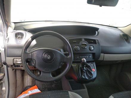 Vehiculo en el desguace: RENAULT SCENIC II 1.9 dCi Diesel