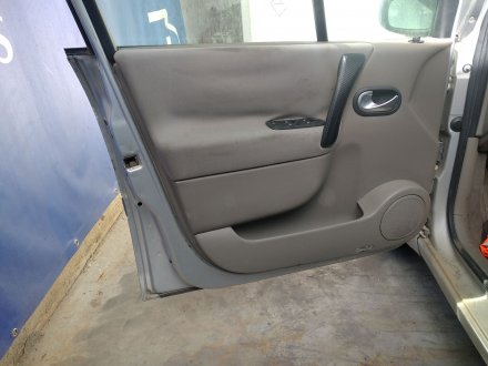 Vehiculo en el desguace: RENAULT SCENIC II 1.9 dCi Diesel